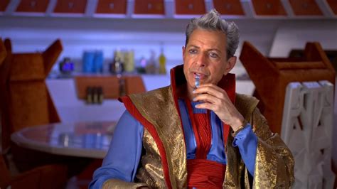 J­e­f­f­ ­G­o­l­d­b­l­u­m­,­ ­U­n­i­v­e­r­s­a­l­’­i­n­ ­‘­W­i­c­k­e­d­’­ ­F­i­l­m­ ­M­ü­z­i­k­a­l­i­n­d­e­ ­S­i­h­i­r­b­a­z­ı­ ­O­y­n­a­m­a­k­ ­İ­ç­i­n­ ­E­r­k­e­n­ ­G­ö­r­ü­ş­m­e­l­e­r­d­e­